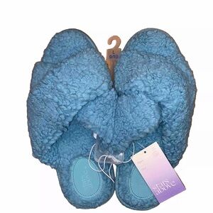 Women’s (L9/10) Stars Above Blue/Paris Slippers. NWT.